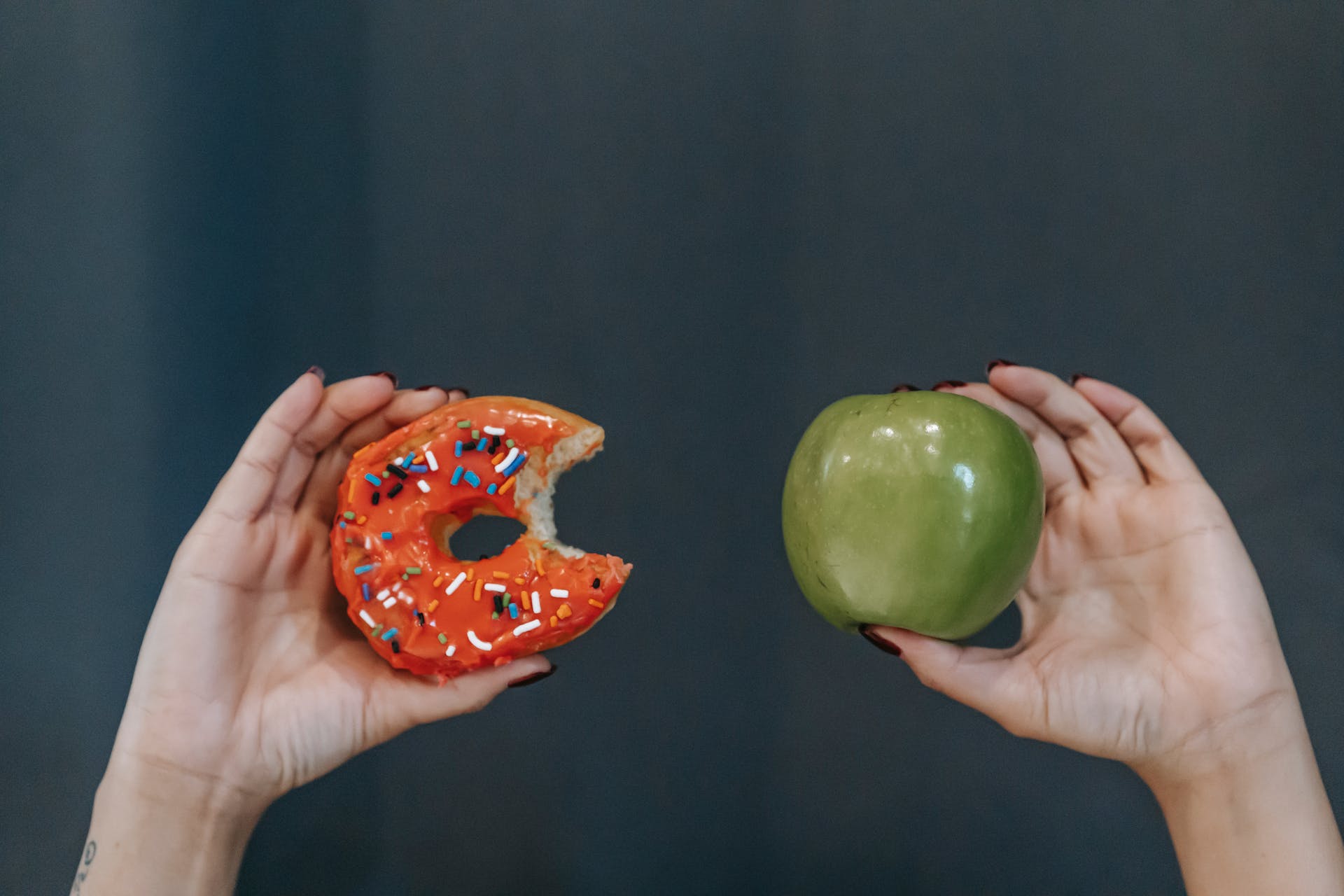 Imagen que compara comida no saludable (dona) con comida saludable (manzana)
