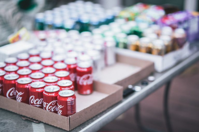 Imagen de muchas latas de refresco